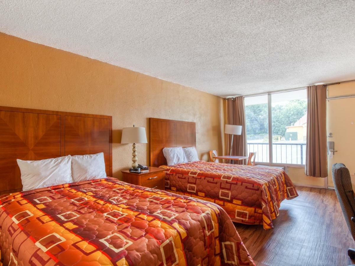 Budgetel Inn & Suites フォレストパーク エクステリア 写真