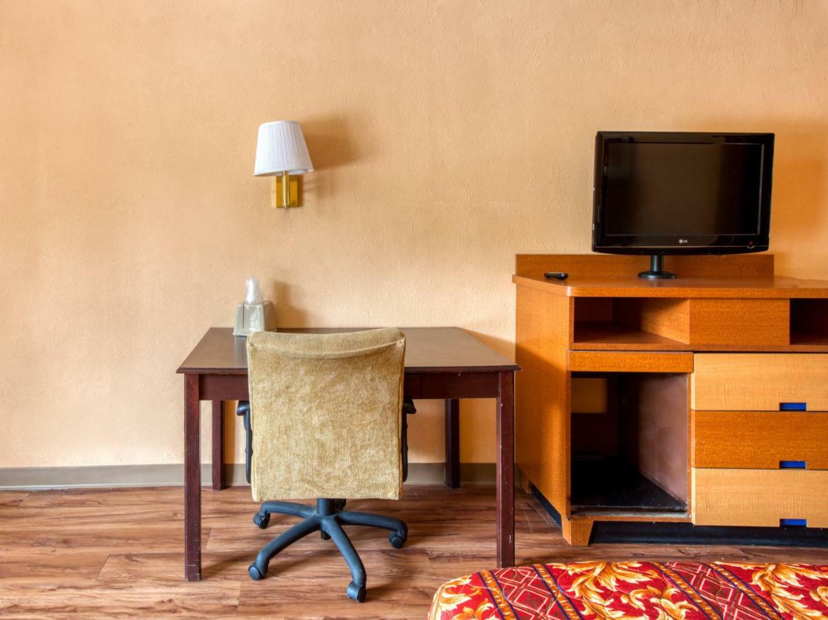 Budgetel Inn & Suites フォレストパーク エクステリア 写真