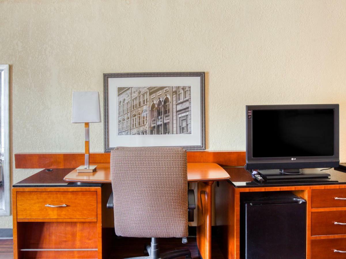 Budgetel Inn & Suites フォレストパーク エクステリア 写真