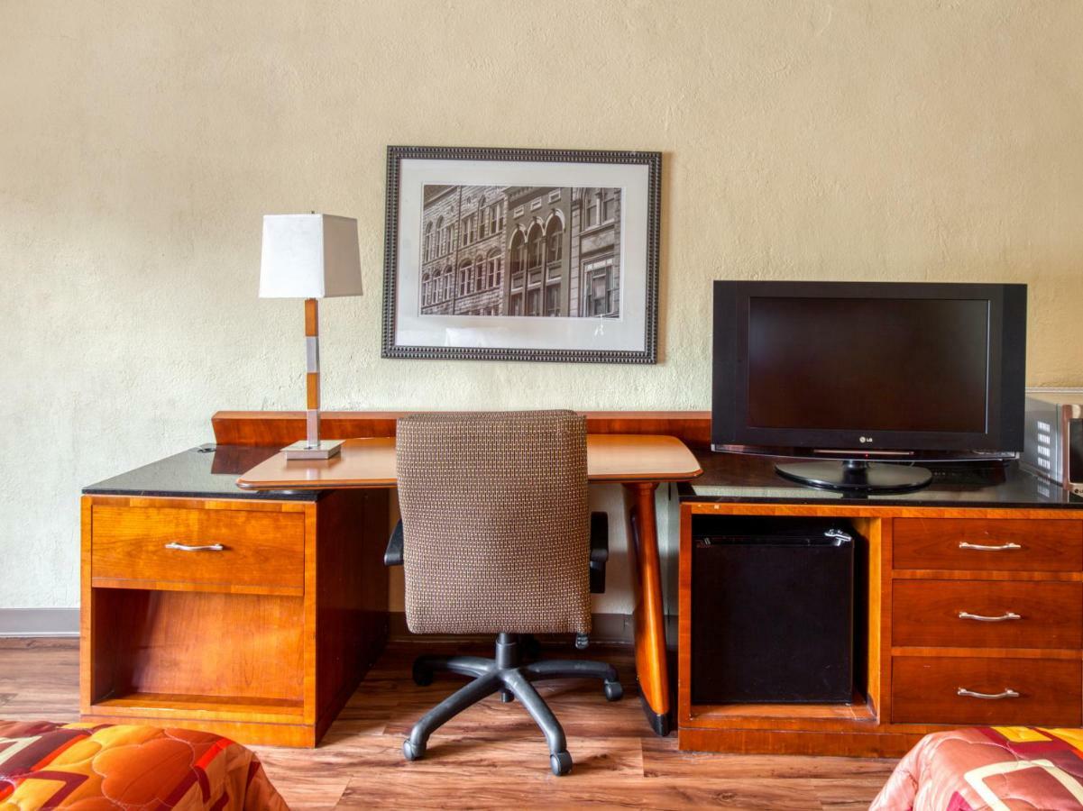 Budgetel Inn & Suites フォレストパーク エクステリア 写真
